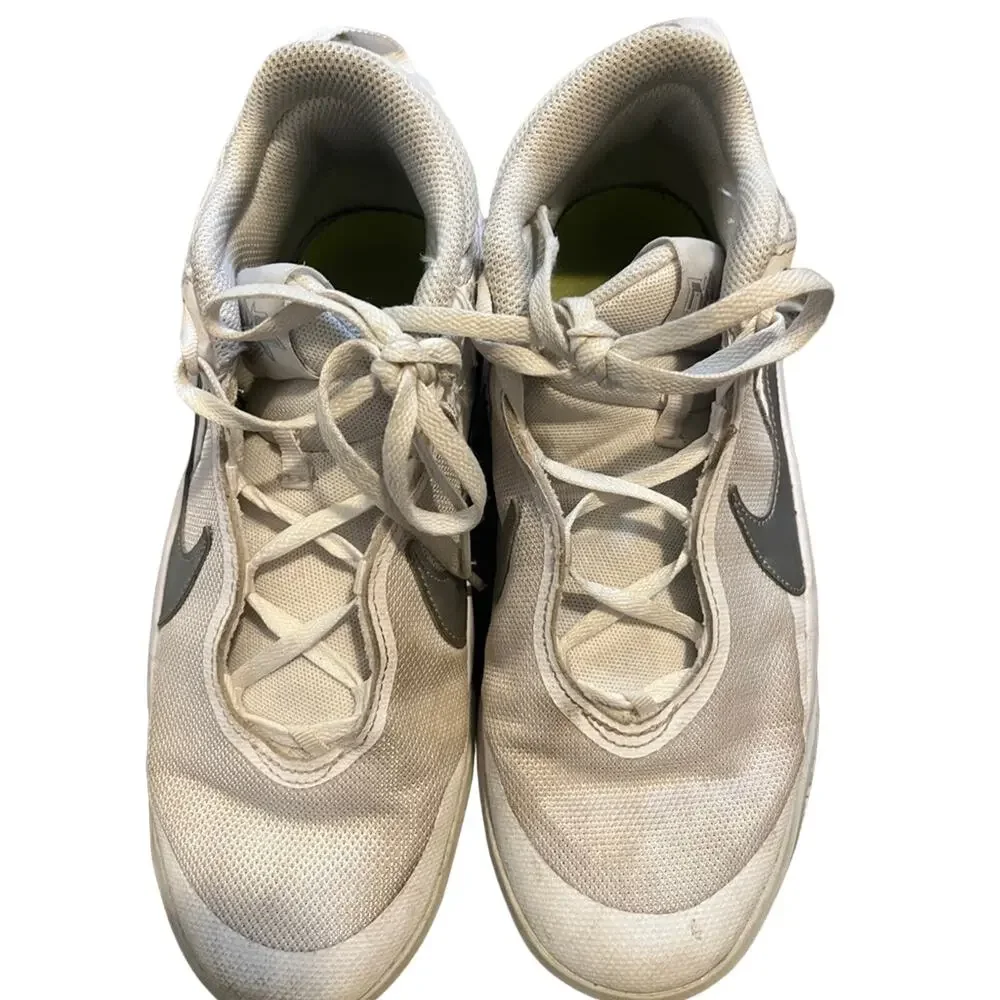 Nike basketball shoes size 6 (small men’s)